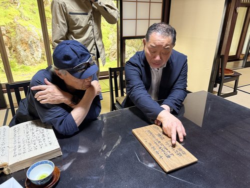 所有者から家の歴史を伺う様子