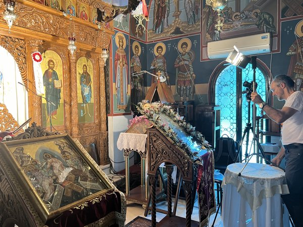 エーゲ大学内の教会にて写真撮影の演習