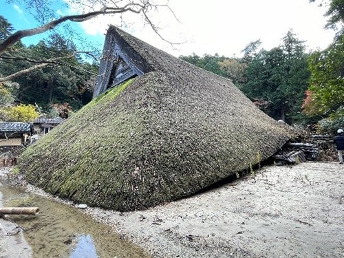 地震で倒壊した主屋のまわりに堆積する土砂（筆者撮影）