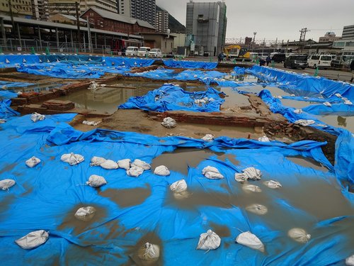 発掘後ブルーシートのかかる初代門司駅関連遺構（2024年2月）