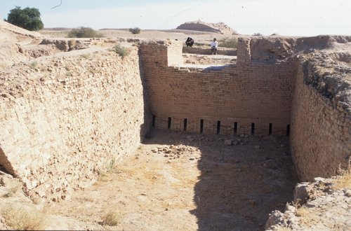 写真１　チョガ・ザンビール遺跡（焼成煉瓦積みの貯水槽）