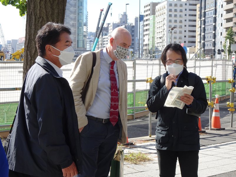 TICCIH Day(2022.11.2)に工事中の高輪築堤跡を視察されたオグリソープ氏（TICCIH会長）　左側に松浦利隆氏
