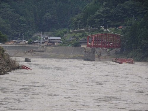 球磨川第一橋梁（被災状況）：橋脚、桁など流失しトラス 1連だけが残る（鰺坂徹氏撮影）