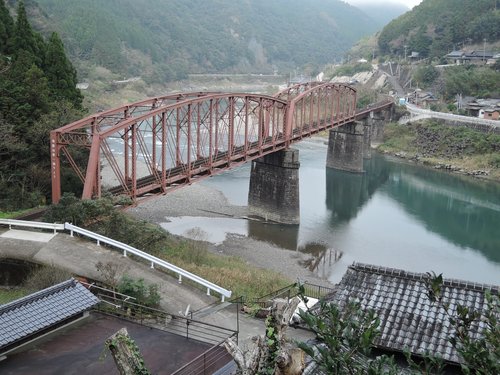 球磨川第一橋梁（被災前）： 2連のトランケートトラスは肥薩線を代表する橋梁である。