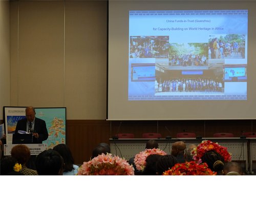 写真10　「From Quanzhou Symposium to Action Plan. Advancing World Heritage Cooperation between UNESCO, Africa and China」会場の様子。泉州の花飾りを纏うアフリカの専門家たちが会場をより一層華やかに彩った。