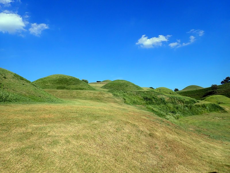 末伊山古墳群(1〜6世紀に伽耶連盟を構成した阿羅伽耶を代表する古墳群であり、構成資産の中で最も長い期間にわたり造営された。現地日本語リーフレット)