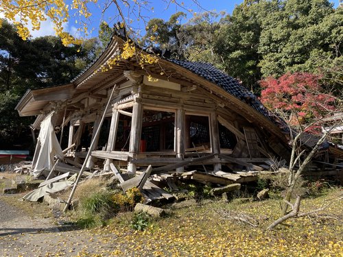 豪雨災害後の岩倉寺本堂側面の様子（筆者撮影）