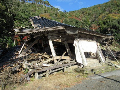 豪雨災害後の岩倉寺本堂正面の様子（筆者撮影）