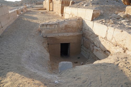 図４　埋もれつつある古王国時代のマスタバ墓の礼拝施設（サッカラ遺跡、筆者撮影：2023年12月）