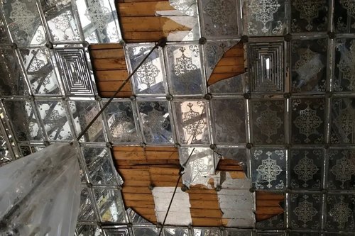 ゴレスターン宮殿内「大理石の玉座の間」天井部分の被害（出典：[4]）