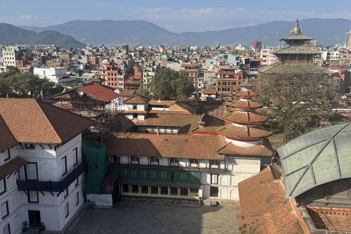 写真3 バサンタプル・バワンからの眺望(2025年10月):手前から、ナサル・チョク、モハン・チョクと覆屋が架けられたアガンチェン寺、スンダリ・チョク、右奥にタレジュ寺院