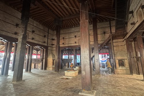 写真6 カシタマンダパ内部の神像(2025年10月)