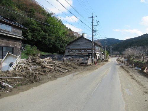 皆月集落へ続く河川に沿う道路の被害状況（筆者撮影）