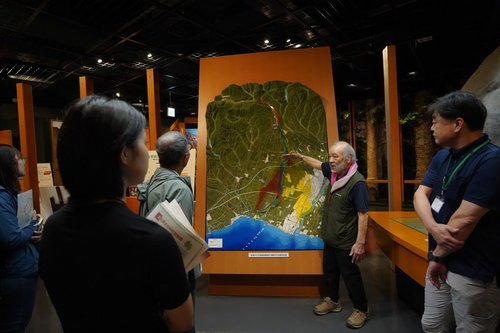 写真１　立山砂防博物館館長による大鳶山・小鳶山崩落時の富山平野の説明