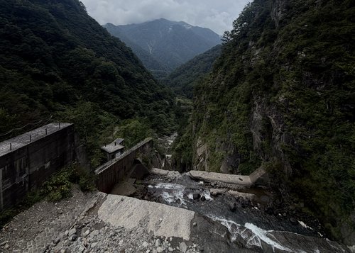白岩砂防堰堤：右岸岩盤と枠枠の対比がわかる角度