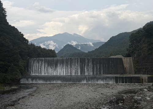 本宮砂防堰堤：均一な越流と大日岳への眺望