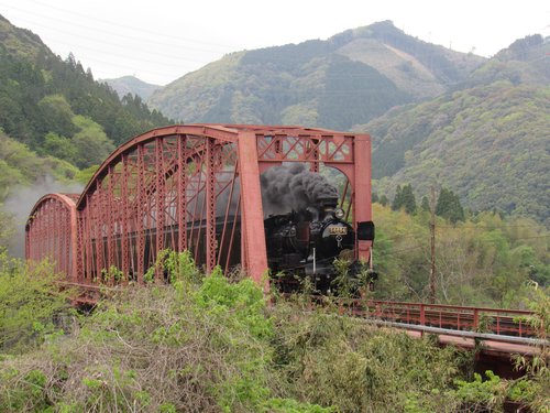 球磨川第二橋梁（被災前）：SLが明治時代トラス橋を勢いよく走る光景は肥薩線を代表する風景の一つである。（松本晉一氏撮影）