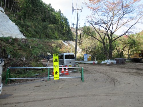 上大沢集落に繋がる県道38号線の通行止め（筆者撮影）