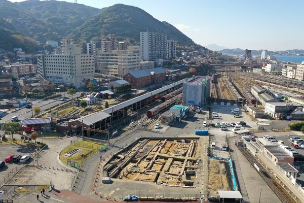 図1　調査区左手は九州鉄道記念館　その奥の煉瓦造建築が旧九州鉄道本社（登録文化財）