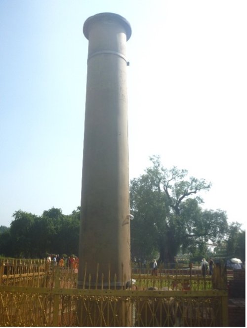 ルンビニ聖苑に立つアショカ柱