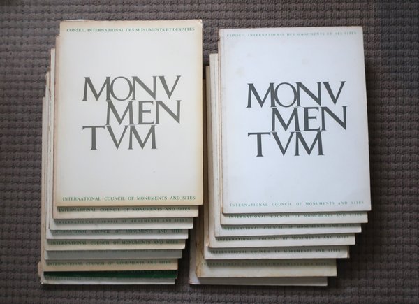 図２　ICOMOS 「MONVMENTVM」　（1967～1982年発刊）