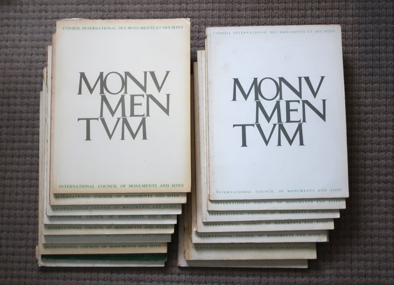 図２　ICOMOS 「MONVMENTVM」　（1967～1982年発刊）