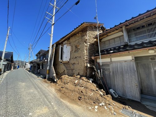 図5	土蔵の壁が隅部を中心に剥落