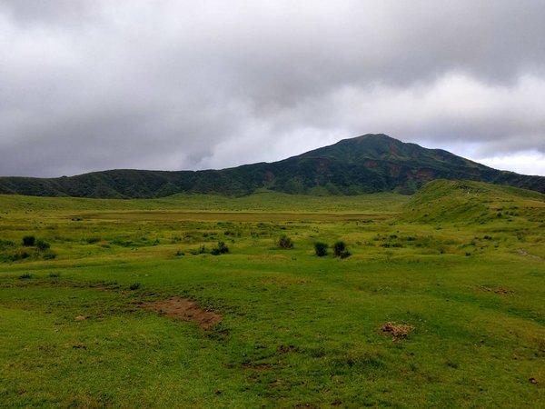 阿蘇火山博物館から望む草千里