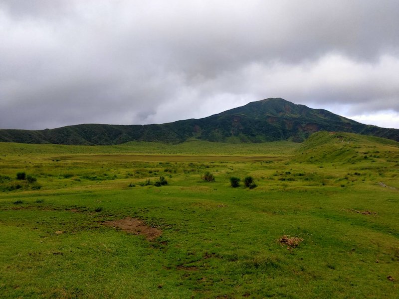 阿蘇火山博物館から望む草千里