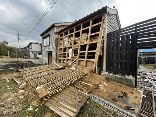 図6	土蔵の壁が下地ごと崩落