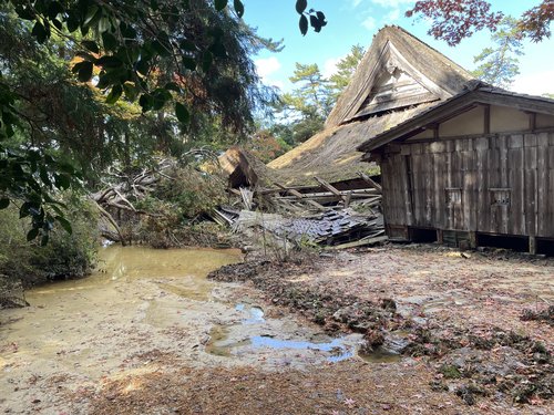 土砂で埋め尽くされた庭園と池（筆者撮影）