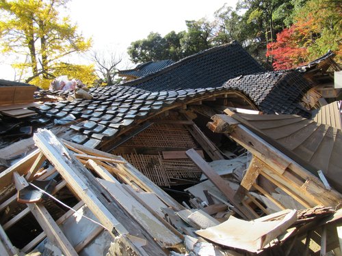 土砂に押されて移動し倒壊した庫裏（筆者撮影）