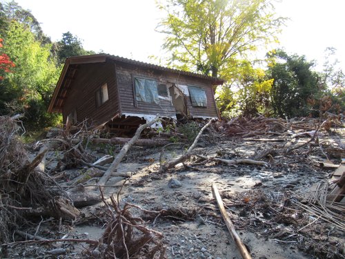 土砂に押されて移動し倒壊した住職宅（筆者撮影）