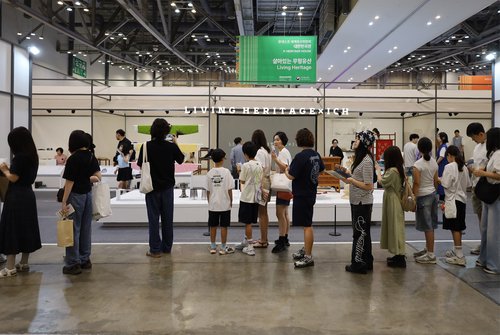 写真16　伝統工芸のブースに並ぶ人々