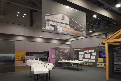 写真17　国家遺産庁・docomomo Korea・gugaによる生きた建築遺産の展示