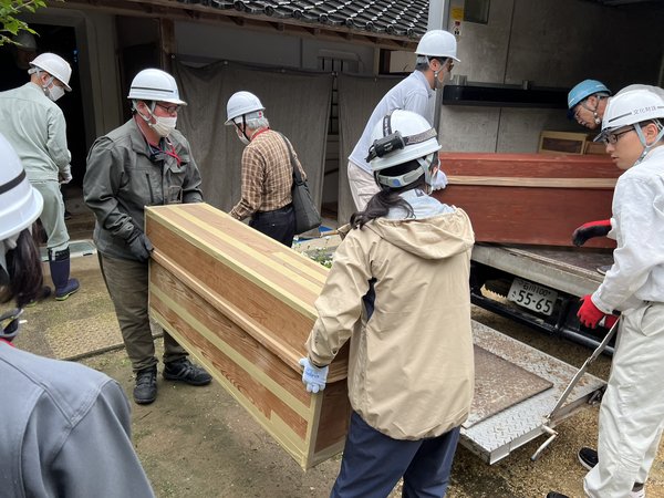 写真１　救出資料をトラックに積み込む（志賀町）