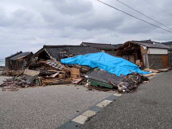 写真１　旧角海家住宅　倒壊状況