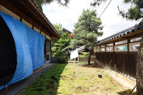 写真１　旧丹後家住宅の倒壊したままの門塀