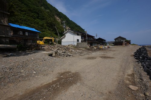 写真26　間垣と家屋を失った上大沢集落の現在の様子