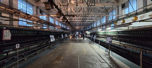 写真２　富岡製糸場繰糸所に展示されるニッサンHR型自動繰糸機