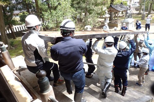 写真２　俳額を社外に運び出す（羽咋市）