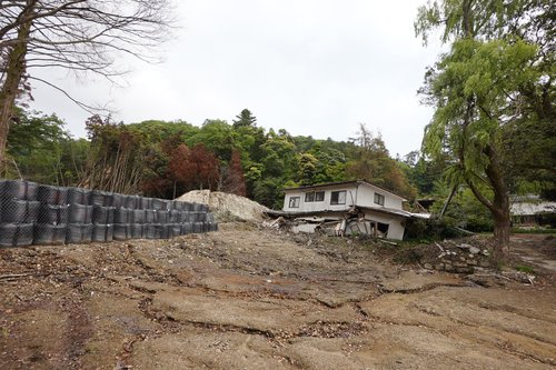 写真2　土砂流出が起こった裏の谷川の現在の様子（右奥に見えるのが上時国家住宅納屋）
