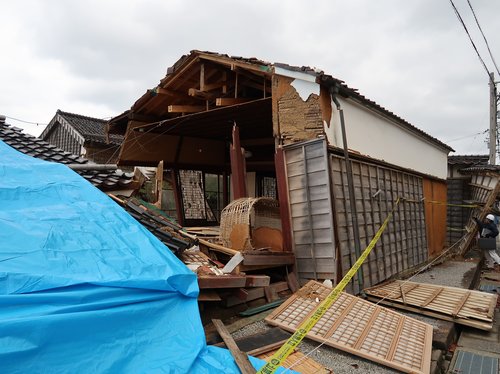 写真２　旧角海家住宅主屋北座敷　倒壊した主体部からちぎれて残存