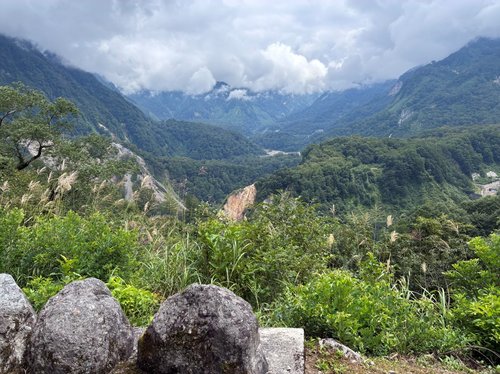 写真３　六九谷展望台からみた立山カルデラ