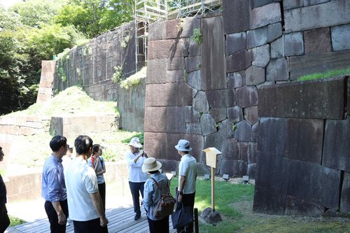 写真２　玉泉院丸庭園内の色紙短冊積石垣