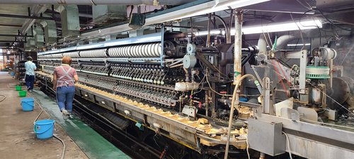 写真３　ニッサンHR型自動繰糸機が現役稼働する碓氷製糸（群馬県安中市）は全国に７件のみ残る製糸工場の一つ