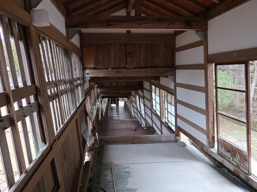 写真４　總持寺祖院の回廊　大きく傾斜