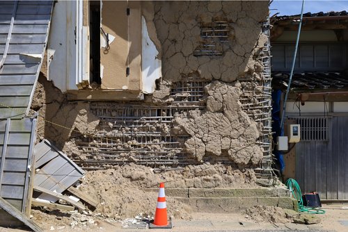 写真６　被災したまま劣化の進む土蔵