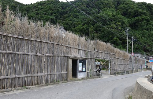 写真７　大沢集落の間垣（僅かに新材が足されている）
