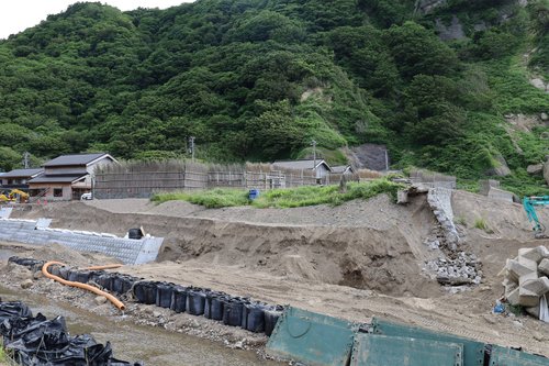 写真８　上大沢集落脇で進行中の護岸工事